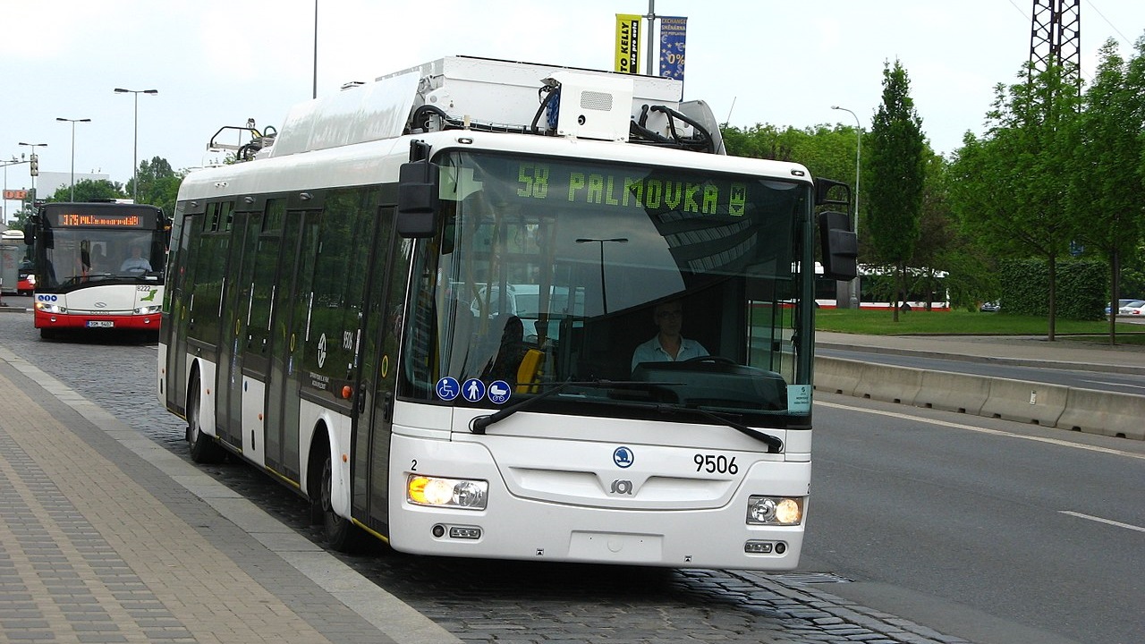 image-po-46-letech-jezdi-v-praze-trolejbus
